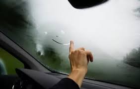 حلول بسيطة للتخلص من ضباب زجاج السيارة في الشتاء