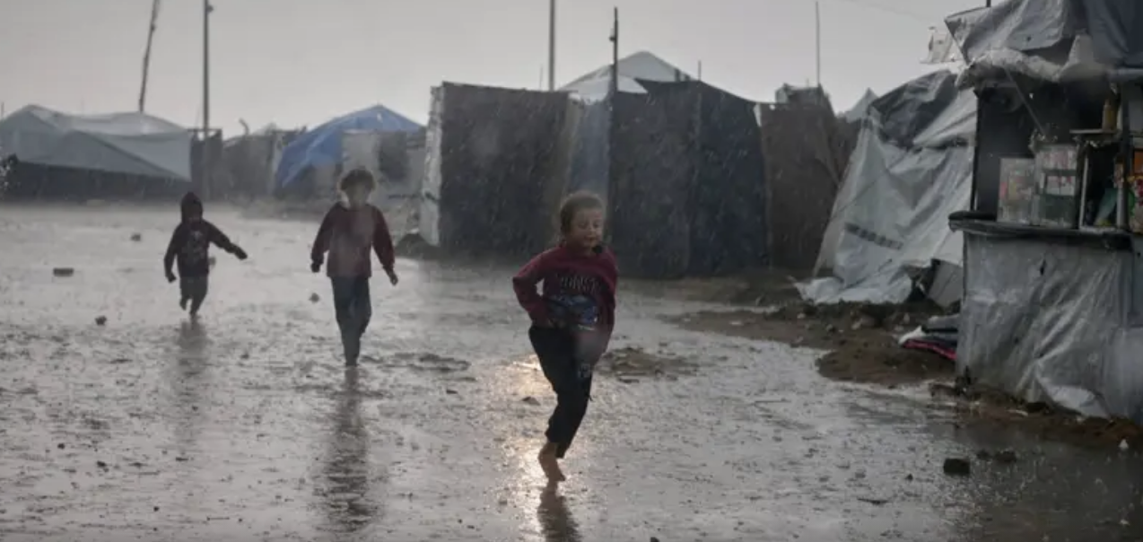 الشتاء يغرق غزة وخيام النازحين في مهب الريح