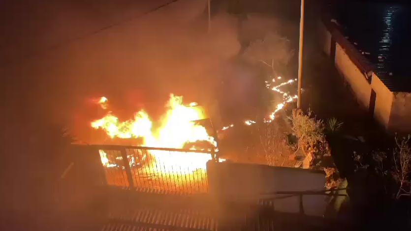 مستعمرون يحرقون مركبتين ويخطون شعارات عنصرية في عين يبرود شرق رام الله