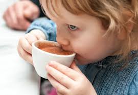 عادة شائعة وخطرة&hellip; توقف عن إعطاء طفلك الشاي والقهوة