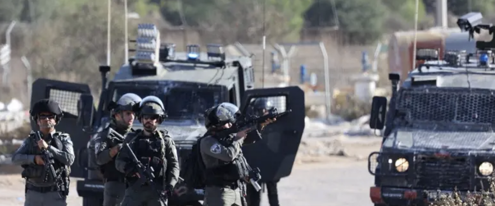اقتحامات تتواصل في الضفة.. مداهمة منازل واعتقالات