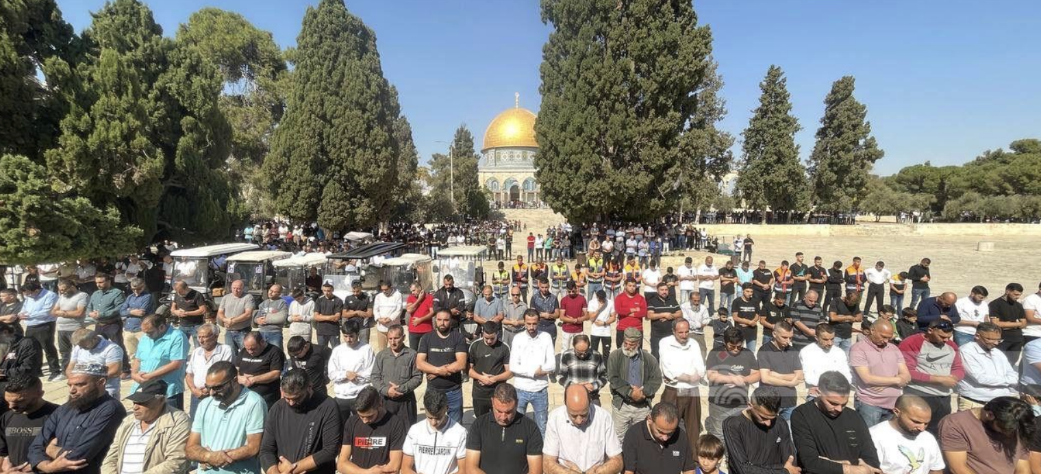 عشرات آلاف المصلين يؤدون صلاة الجمعة في الأقصى