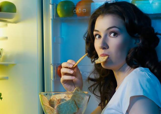 وجبات منتصف الليل&hellip; متعة تتحول إلى خطر