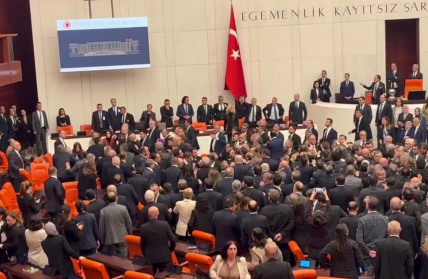 مشهد فوضى يهز البرلمان التركي خلال نقاش الميزانية