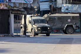 إصابة مواطن جراء إطلاق المستعمرين النار على مركبته جنوب بيت لحم