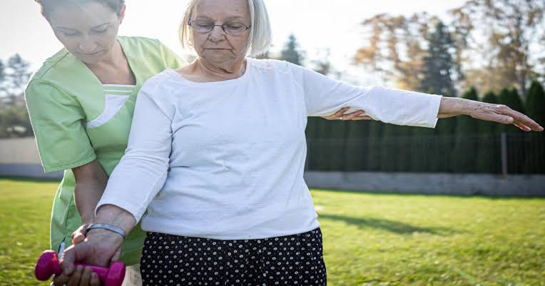 الحركة.. الدواء الحقيقي لهشاشة العظام