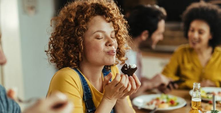 لماذا تبقى للحلوى مساحة خاصة حتى بعد الشبع؟