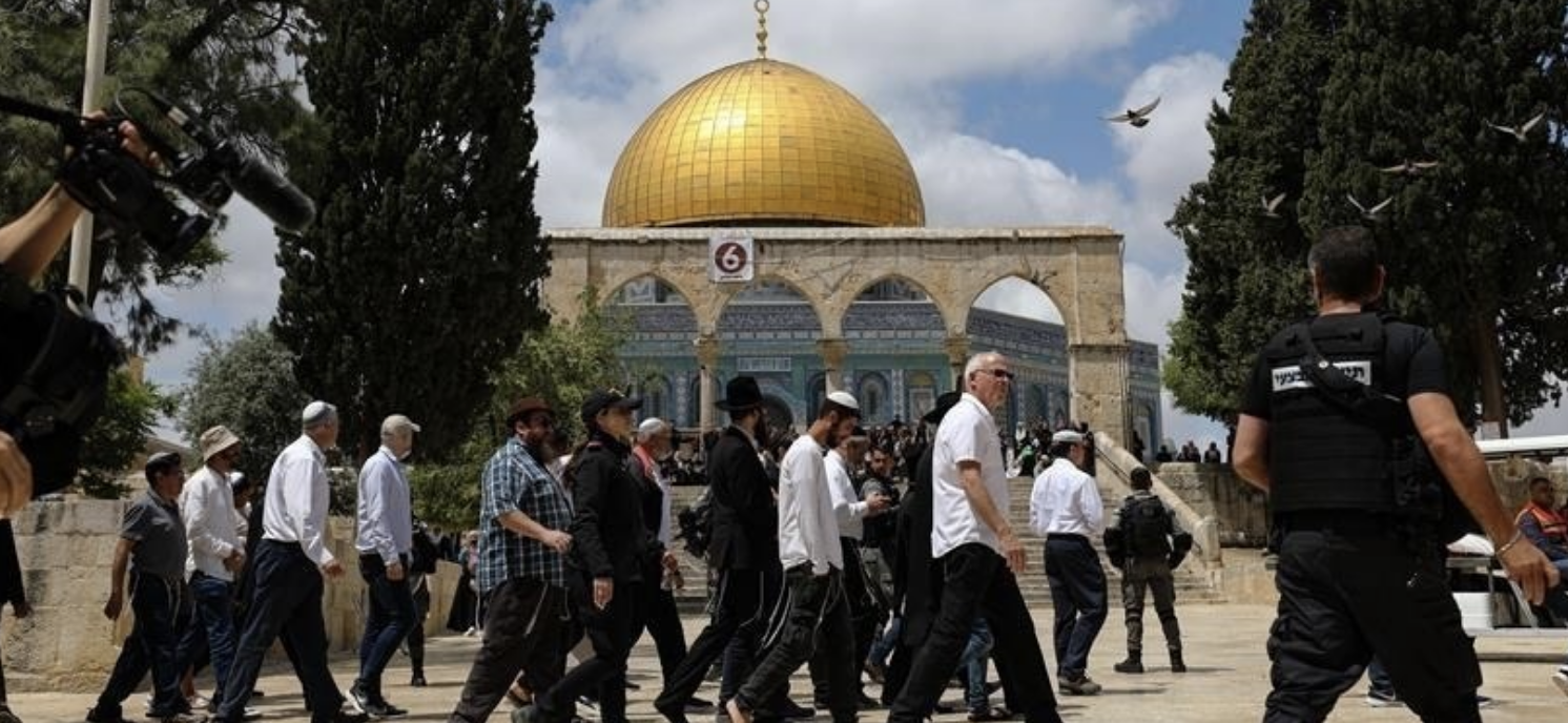 مئات المستعمرين يقتحمون المسجد الأقصى المبارك