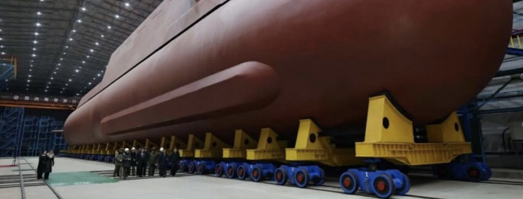 كيم جونغ أون يتفقد "غواصة هجومية نووية استراتيجية"