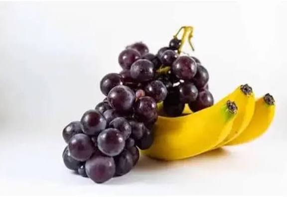 الموز والعنب.. كلٌ له سر صحته
