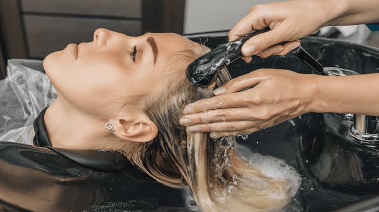 غسل الشعر في الصالون.. خطر خفي على الرقبة
