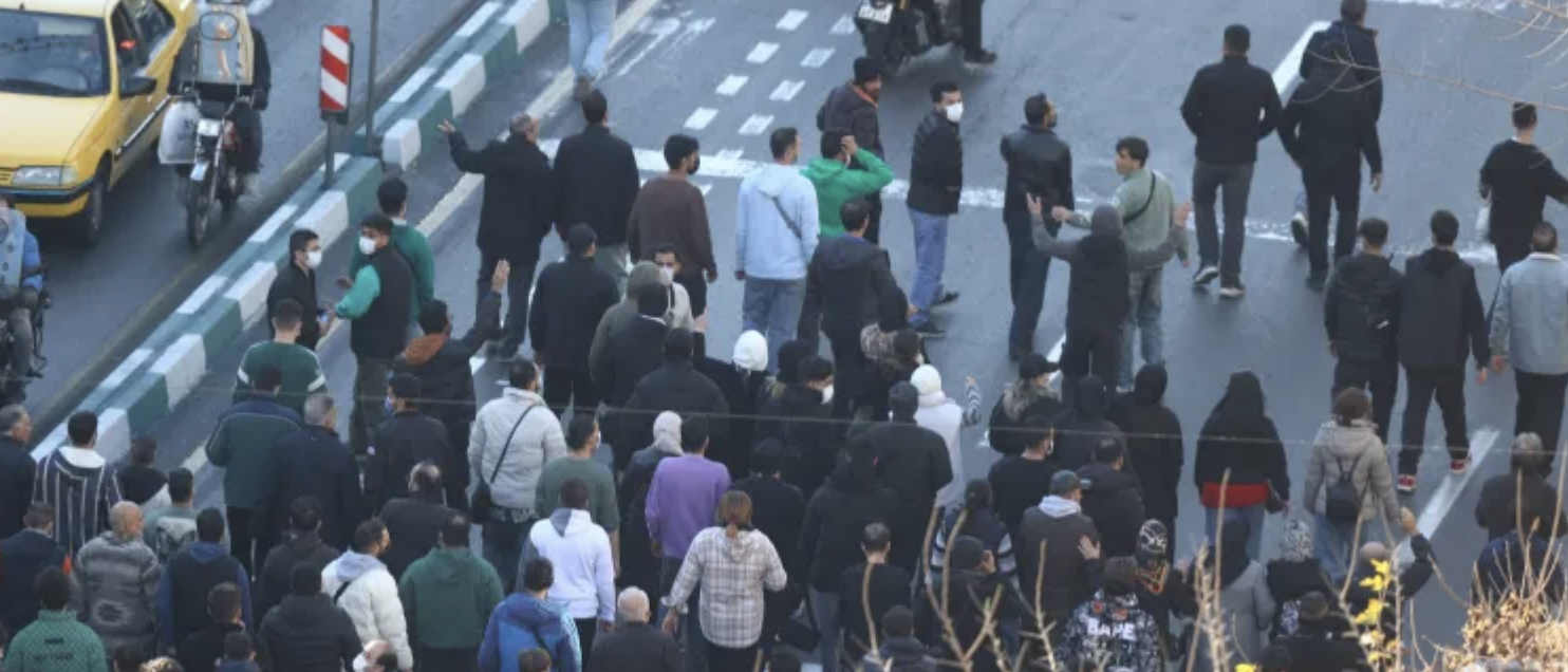 قتيل من الباسيج وانتشار أمني واسع في طهران مع تواصل الاحتجاجات