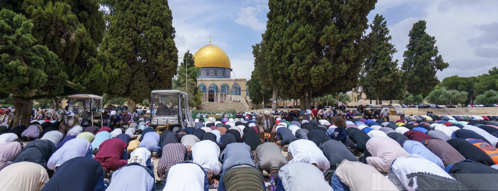 آلاف المواطنين يؤدون الجمعة في المسجد الأقصى