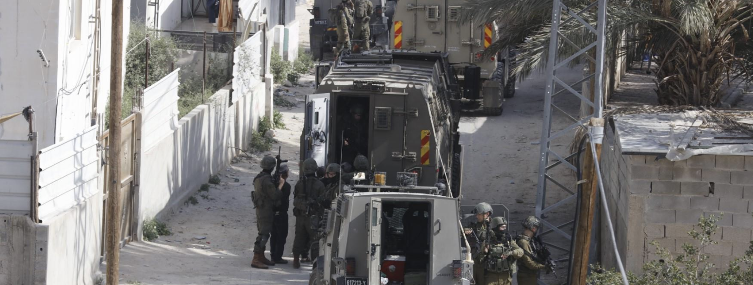 الاحتلال يعتقل ثلاثة مواطنين ويفتش منازل في الخليل