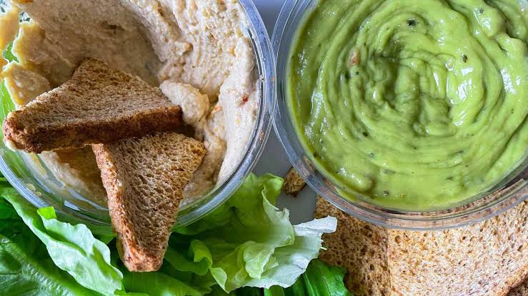 الحمص أم صلصة الأفوكادو.. أيهما أنسب لصحتك؟