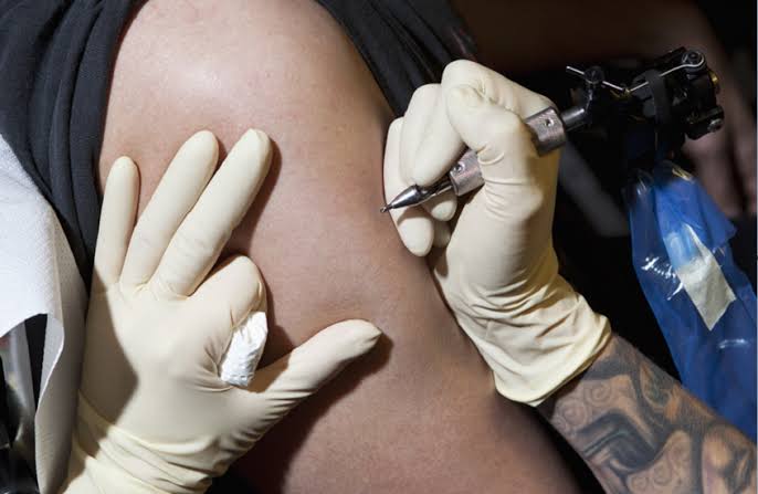 الوشم.. فن دائم وتأثيرات بيولوجية خفية