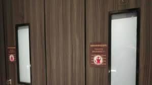 أبواب شفافة تكشف المدخنين