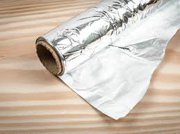 رقائق الألومنيوم قد تسرّب المعدن للطعام