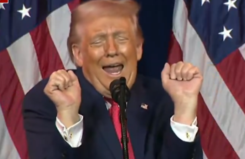 ترامب يقلد متحولا جنسيا يرفع الأثقال أمام مؤيديه ليثير ضحك الجمهور