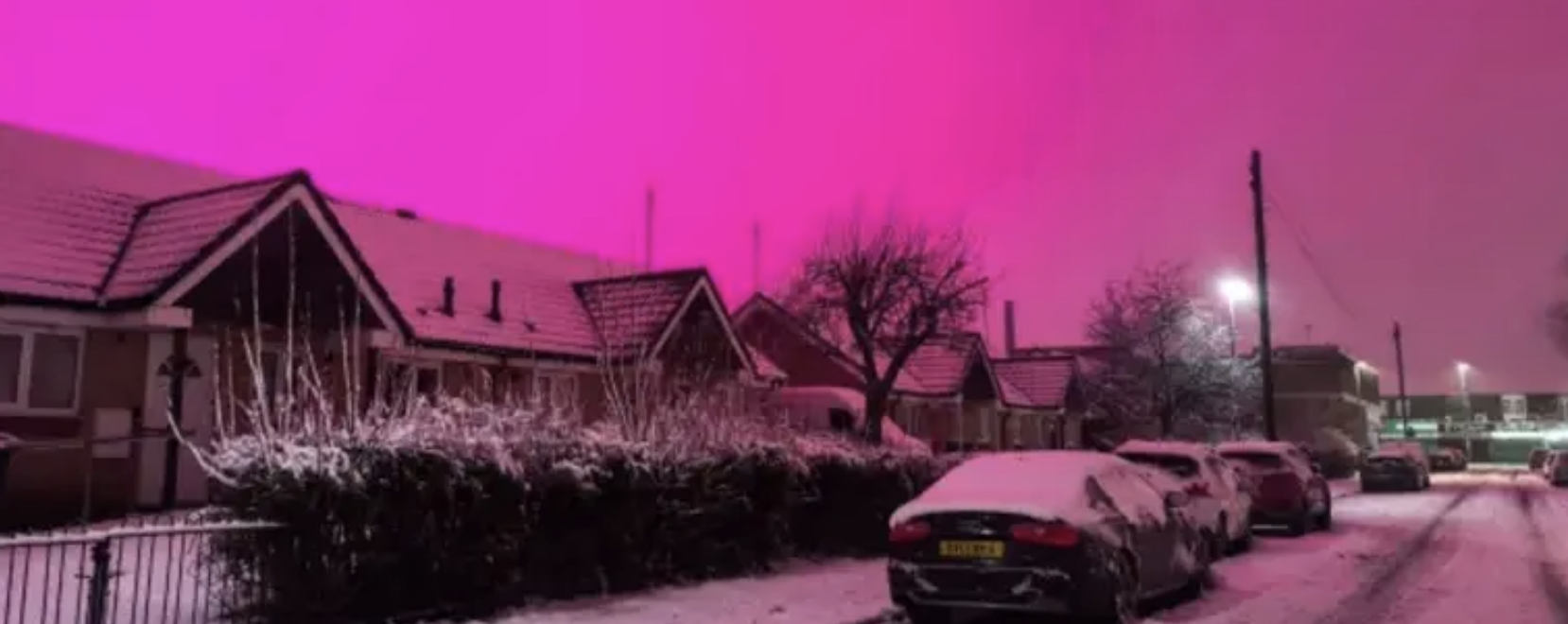 سماء وردية بمدينة بريطانية تثير الرعب بين السكان