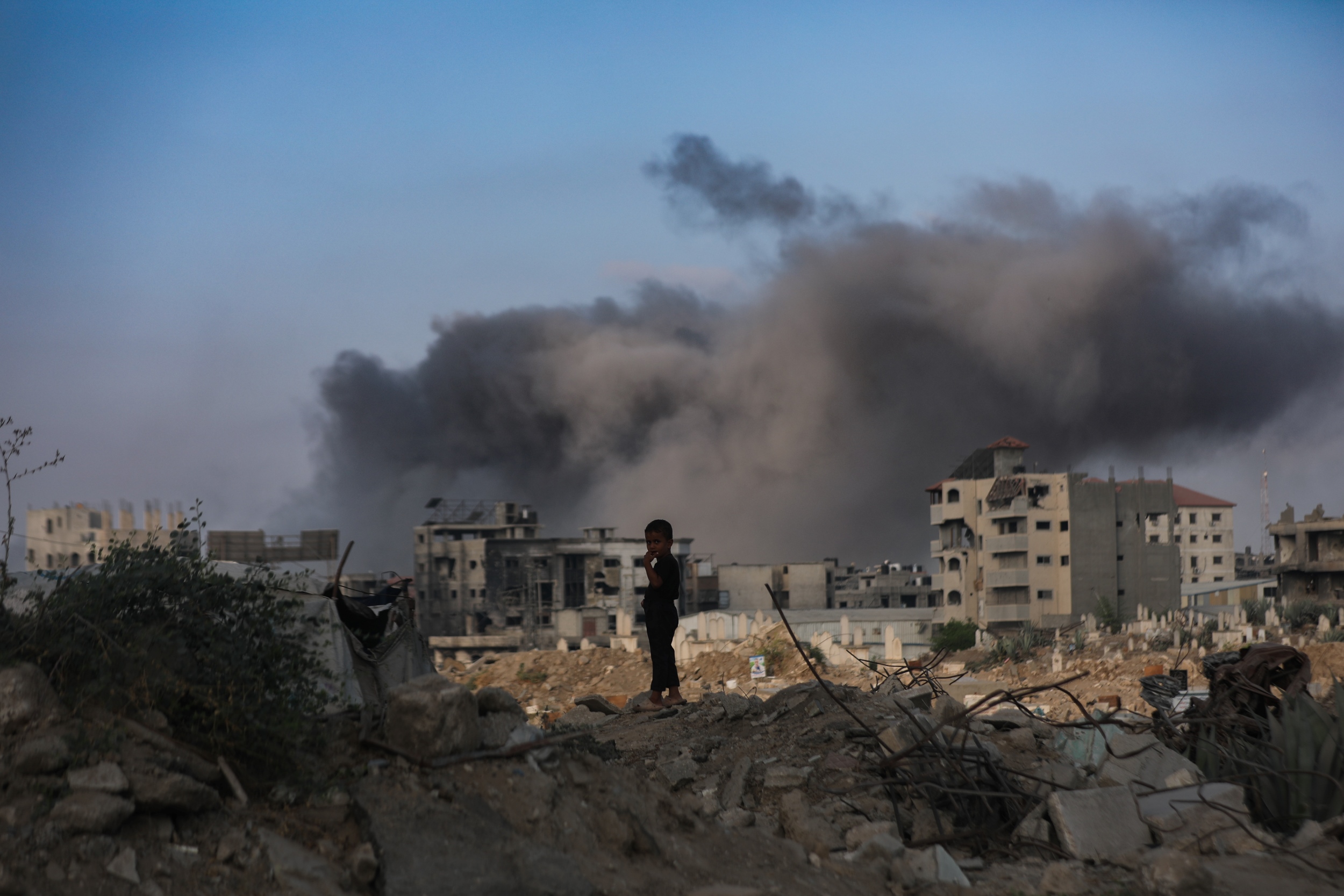 الاحتلال يواصل خرق وقف اطلاق النار في قطاع غزة... ثلاثة شهداء في قصف اسرائيلي على مدينة خان يونس