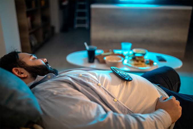 لماذا نشعر بالنعاس بعد الغداء؟