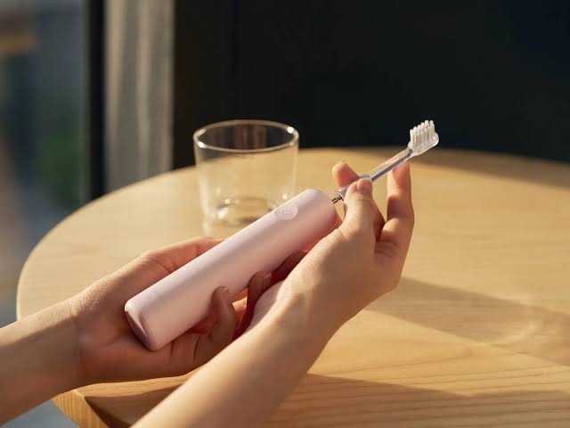 فرشاة الأسنان الكهربائية.. تنظيف أعمق وحماية أطول