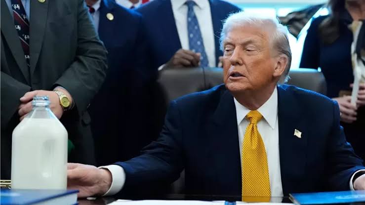 ترامب يعيد الحليب كامل الدسم إلى المدارس الأمريكية