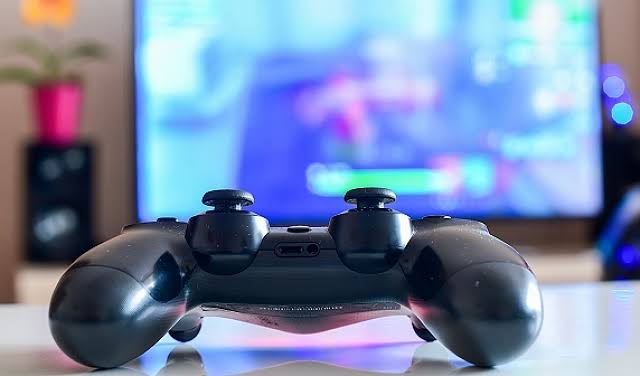 أكثر من 10 ساعات لعب أسبوعيًا تؤثر على النوم والغذاء