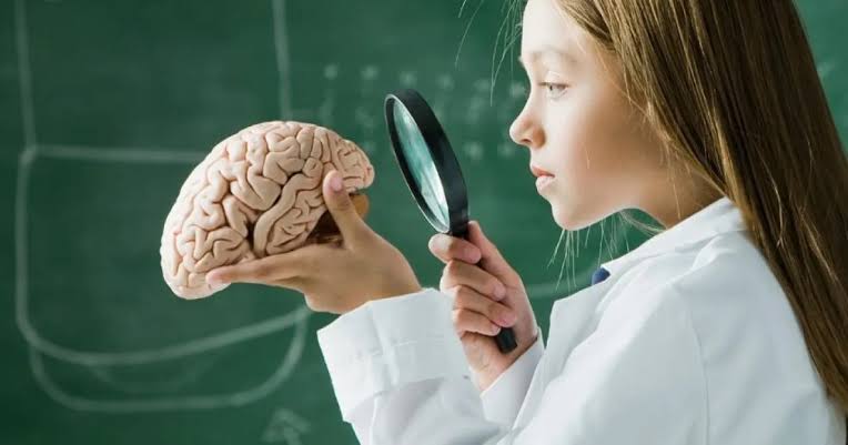 دراسة: المراهقة فترة بناء لا هدم في الدماغ