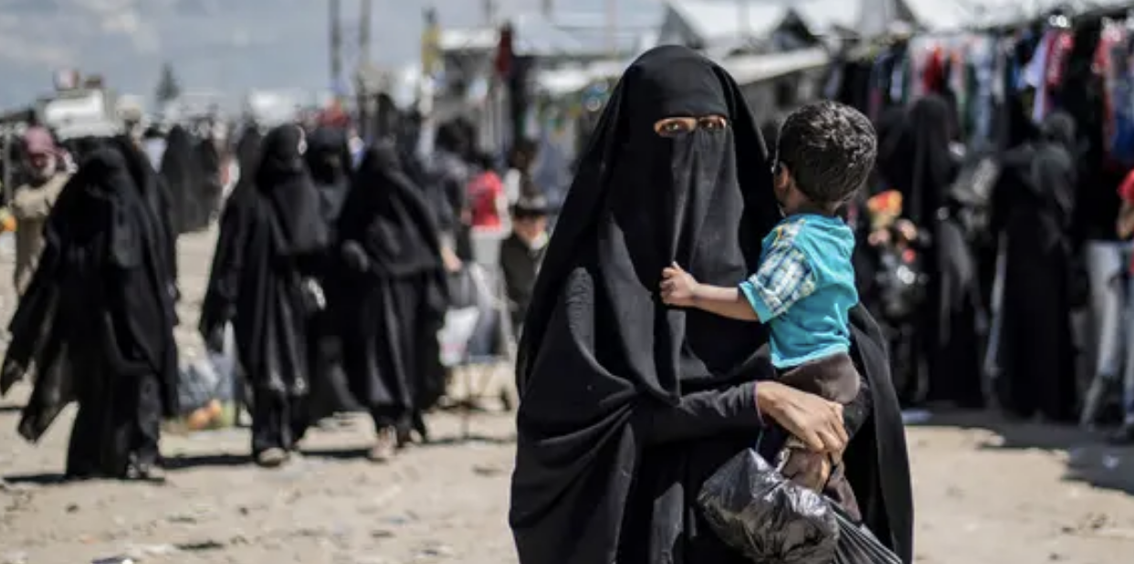 قسد تسلّم محور مخيم الهول للتحالف ودمشق تتهمها بإطلاق دواعش