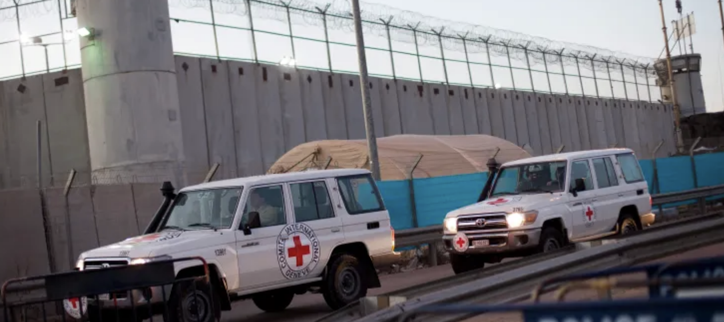 صحيفة إسرائيلية: سجوننا ليست للبشر والمعتقلون الفلسطينيون يعانون فيها الأمرّين