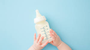 فرنسا تحقق في وفاة رضيعين بسبب حليب أطفال ملوث