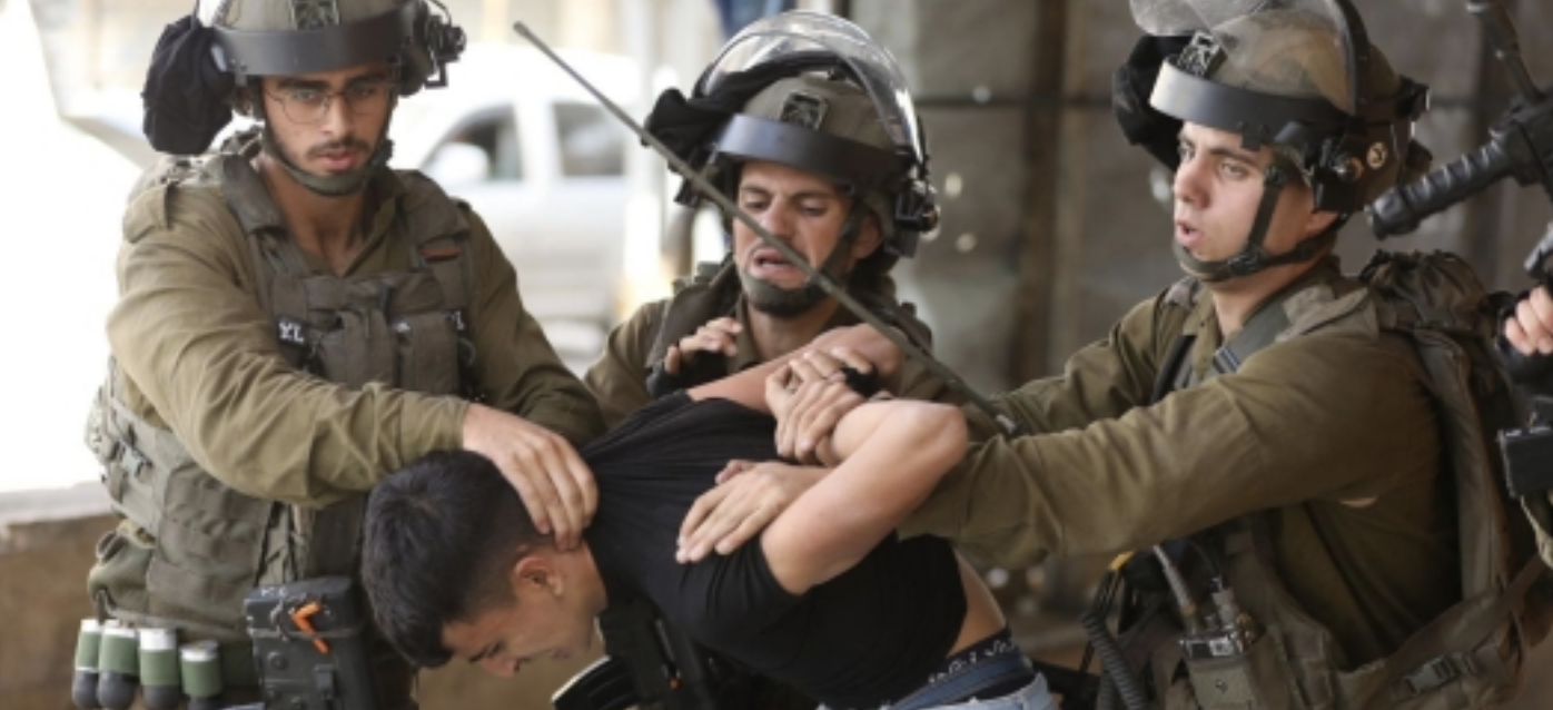 الاحتلال يعتقل مواطنا وثلاثة من أبنائه في بلدة بيت امر شمال الخليل