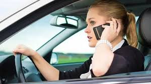 الحديث أثناء القيادة يضعف إدراك المخاطر