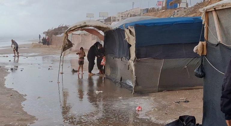 وفاة مسنة عُثر عليها متجمدة أمام خيمتها جنوب قطاع غزة