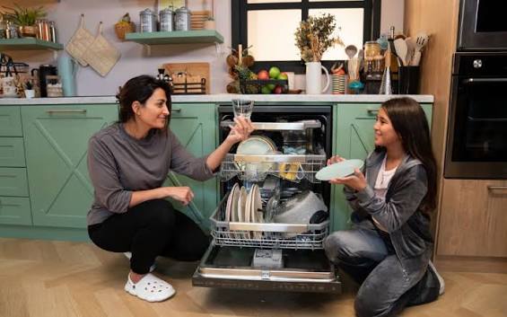 الطريقة الآمنة لتحميل غسالة الأطباق