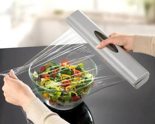 دراسة تكشف خطر تغليف الأغذية بالبلاستيك