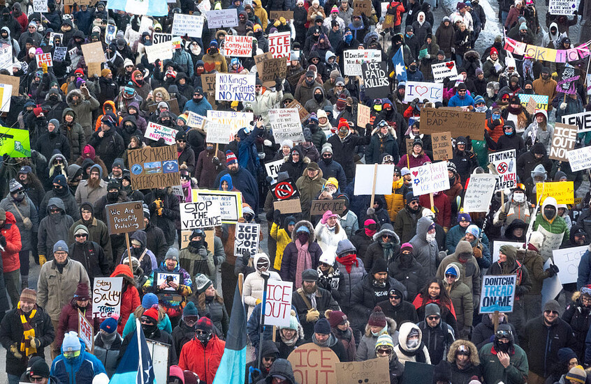 استطلاع: معظم الأمريكيين يؤيدون إلغاء إدارة الهجرة والجمارك