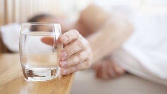 لا تترك كوب الماء مكشوفًا ليلاً