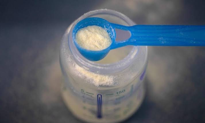 فرنسا تسحب دفعات جديدة من حليب الأطفال