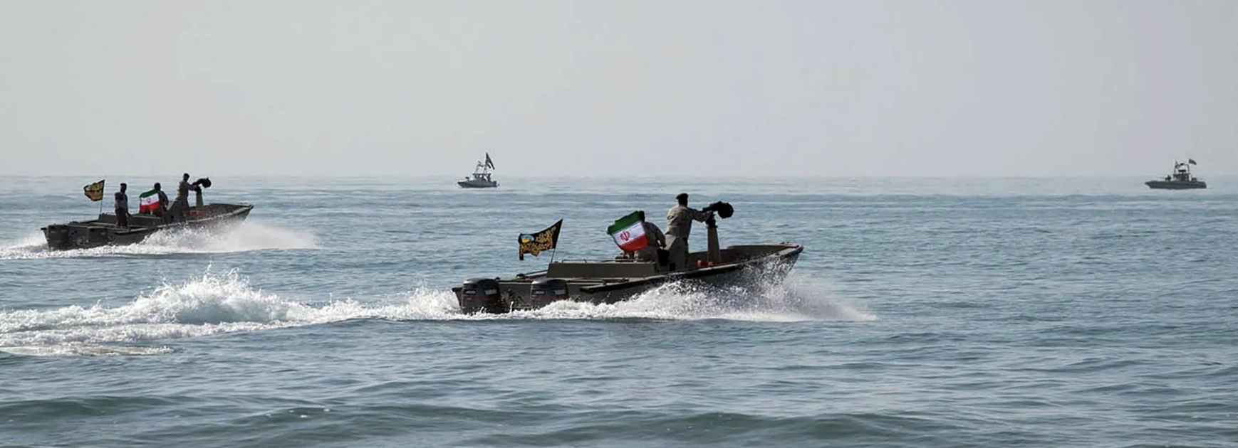 زوارق حربية إيرانية حاولت اعتراض سفينة أميركية..