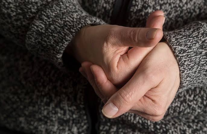 فرقعة المفاصل بين الظاهرة الطبيعية والتحذير الطبي