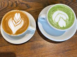 القهوة أم الماتشا؟ الفرق في الطاقة والفوائد