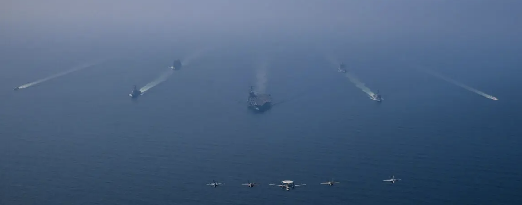 "السلام من خلال القوة".. استعراض عسكري أميركي يرافق مفاوضات إيران