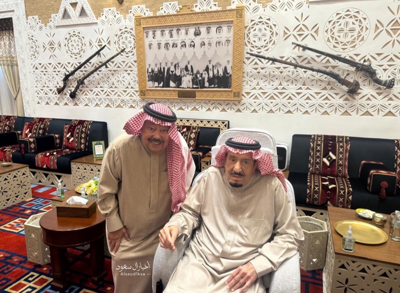 الملك سلمان بن عبد العزيز في أحدث ظهور له برفقة أمراء