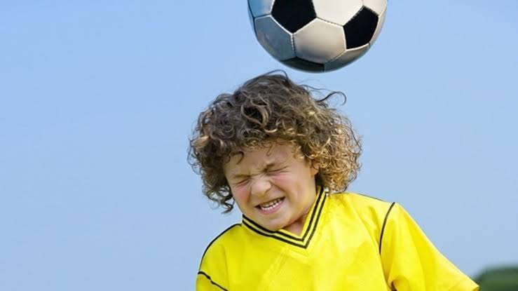 ضرب الكرة بالرأس وتأثيره على الدماغ