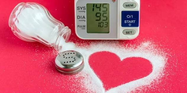 الملح والتوتر والوزن.. مفاتيح السيطرة على الضغط