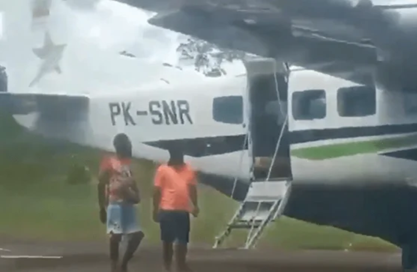 إندونيسيا.. مقتل طيار ومساعده في هجوم مسلح أثناء هبوطهما بمطار مقاطعة بابوا الجنوبية