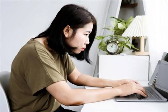 روبيان المكتب&rdquo;.. وضعية مضحكة لكنها خطيرة"